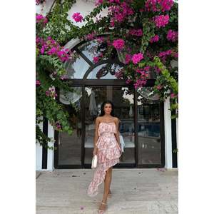 Falda Larga sin Tirantes Karessa en Rosa Polvo, Elegante y Personalizada para Fiestas, Banquetes, Cenas y Eventos, con Cierre y Drapeado, Talla XS - Product Image 3