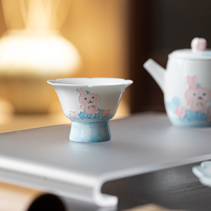 Tasse à tige en céramique peinte à la main, motif lapin mignon et fleur, tasse de dégustation en porcelaine, ensemble de thé Kung Fu - Product Image 4