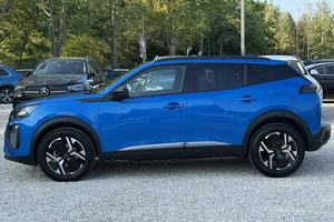 Voiture d'occasion propre, <span class=keywords><strong>Peugeot</strong></span> <span class=keywords><strong>2008</strong></span> 1.2 Pure Tech Allure S&S EAT8 SUV 2023, prête à être expédiée - Product Image 5