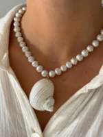 Collier de perles faites à la main avec des coquillages naturels et des pierres de turquoise. Fabriqué en acier inoxydable. Non-fading.