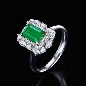 แหวนรัศมีสีมรกตธรรมชาติตัดเป็นรูปสี่เหลี่ยมผืนผ้าทองคำขาว18K ประดับเพชรรูปวงรีและทรงกลม - Product Image 2