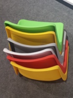 Sièges en plastique empilables de haute qualité, durables, colorés, personnalisables, pour événements scolaires, stades, extérieur, portables, en PP, à prix réduit