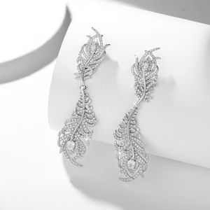 Boucles d'oreilles de luxe en argent avec plumes de paon et moissanite pour femme – Collection Mode - Product Image 4