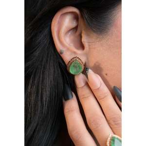 Boucles d'oreilles en pierres précieuses vertes d'inspiration indienne Kundan, boucles d'oreilles à clous de mariée en argent sterling 925 de style bohème avec des pendentifs en perles - Product Image 2