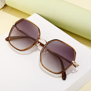 Dl-D6399 Gafas de sol polarizadas con montura cuadrada para mujer, montura negra de PC, lentes TAC, protección UV400, estilo urbano moderno - Product Image 4