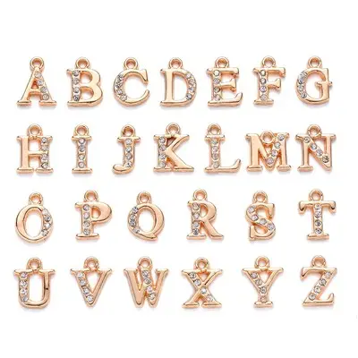 Vendita di fabbrica nuovo ciondolo alfabeto 26 pezzi KC ciondolo lettera strass in lega placcata oro