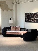 Nordisches Sofa im Antikmünzen-Stil mit Gebogener Form, Einzigartiges Großes Flachschicht-Stoffsofa, Halbrundes Mondförmiges Sofa