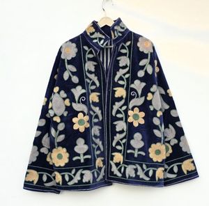 Veste matelassée en velours brodée de fleurs pour femme, col mandarin, manches longues, style élégant d'hiver, fermeture éclair, coton - Product Image 1
