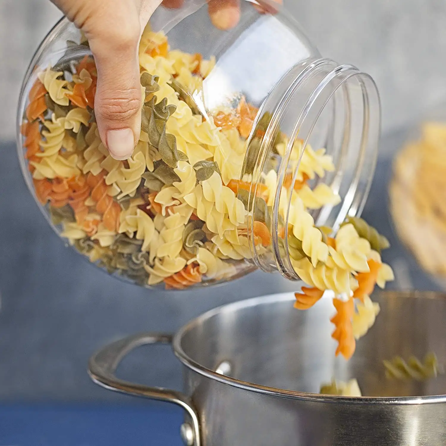 Barattoli di plastica da 48 once utilizzati come contenitori per biscotti o barattoli di caramelle per buffet di caramelle e bancone da cucina