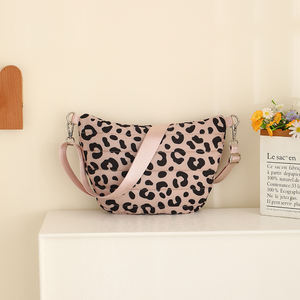 Sac banane matelassé léopard rose en nylon léger avec sangle réglable et poche avant zippée, sac à bandoulière décontracté pour le quotidien - Product Image 2