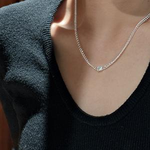 Collier tendance en argent pur S925 avec chaîne en croix, cœur sacré et une épée percée, pendentif en forme de cœur avec pompon, design de niche - Product Image 2