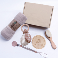 Coffret de bienvenue pour bébé personnalisé avec cartes de développement, hochet en crochet, brosse, attache-tétine, couverture en mousseline et ensemble cadeau décoratif