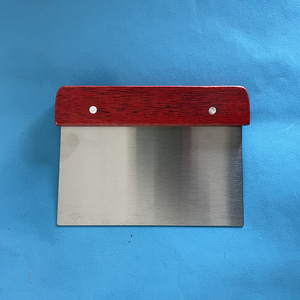 Coupeur de <span class=keywords><strong>savon</strong></span> et de gâteau en <span class=keywords><strong>acier</strong></span> <span class=keywords><strong>inoxydable</strong></span> avec manche en bois dur pour grattoir à fondant pour pâte à pizza et travail de fondant - Product Image 5