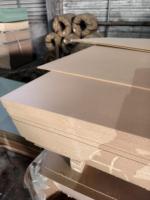 Panneau de MDF mélaminé 18 mm, stratifié brillant double face 4x8 pieds, panneau de fibres à densité moyenne pour armoires de chambre à coucher