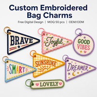Llaveros Personalizados Bordados para Mochilas, Colgantes con Nombre Personalizado para Bolsos, Regalos Escolares para Niños, Venta al por Mayor, MOQ 50 Piezas