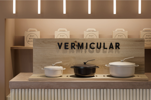 Vetrina curva in legno chiaro per panificio | Base scanalata e vetrina in vetro | Arredo minimalista per panifici <span class=keywords><strong>artigianali</strong></span> - Product Image 5