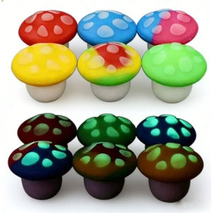Mini pot de rangement en silicone lumineux en forme de champignon de dessin animé, 3 ml, 5 ml, 7 ml, 10 ml, conteneurs portables anti-odeur pour tabac et fumeurs - Product Image 1
