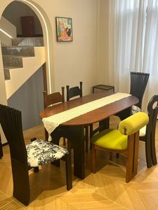 โต๊ะอาหารทันสมัย โครงไม้เนื้อแข็ง หน้าไม้ธรรมชาติ ดีไซน์มินิมอล สำหรับใช้ในบ้านและโรงแรม - Product Image 3