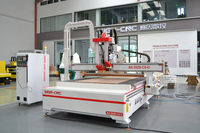 Machine CNC de routeurs en bois avec système de chargement et de déchargement automatiques pour la production massive de meubles en panneaux