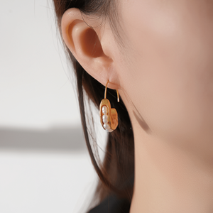 Hochwertige 24 Karat echte vergoldete Messing natürliche Perle Halbmond förmige Douban Ohrringe (<span class=keywords><strong>Gold</strong></span>/Silber Farbe) - Product Image 3