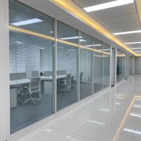 Cloison modulaire en aluminium et verre de 108 mm avec stores intégrés – Mur haut de gamme pour restaurants et studios