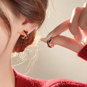 Pendientes geométricos dorados para mujer, joyería de aleación a la moda, pendientes chapados en oro con diseño de incrustaciones rojas - Product Image 4