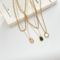 Collier simple à double couche en malachite avec incrustation carrée en nacre blanche, chaîne longueur clavicule