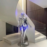Sculpture Cyborg Sorayama Chrome Taille Réelle Femme Robot Rose Tutu Effet Miroir Argenté pour Affichage Photo en Centre Commercial