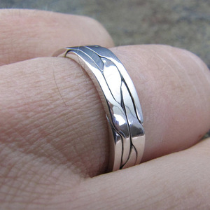Anello Minimalista Vintage con Texture, Anello Statement dal Look Metallico Audace, Anello alla Moda - Product Image 5