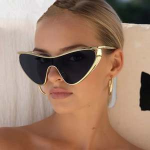 Lunettes de soleil œil-de-chat surdimensionnées en métal UV400 pour femme, monture large punk en alliage, avec logo personnalisé, collection luxe 2026 - Product Image 2