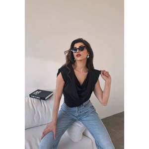 Blusa con cuello tipo capucha y hombros acolchados - NEGRO - Product Image 1