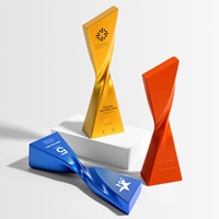 Trophée en résine personnalisé OEM ODM avec surface électroplaquée pour la reconnaissance des réunions annuelles et les souvenirs