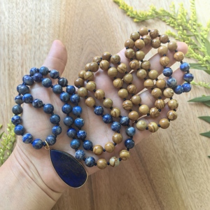 Mala in diaspro venato, ciondolo in lapislazzuli, collana da meditazione con 108 perle annodate a mano, gioielli yoga, cristalli curativi, regalo per la connessione con la terra - Product Image 1