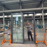 Porte coulissante et levante en alliage d'aluminium à commande électrique avec système de glissement à bouton-poussoir et rupture de pont thermique pour maison de retraite