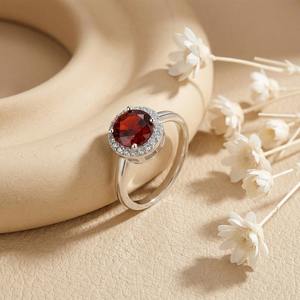 แหวนเงินแท้ 925 ประดับพลอยโกเมนสีแดงทรงกลมและเพชรคิวบิกเซอร์โคเนียทรงรัศมี สำหรับผู้หญิง ของขวัญเครื่องประดับสำหรับงานแต่งงานและงานหมั้น ขายส่ง - Product Image 4