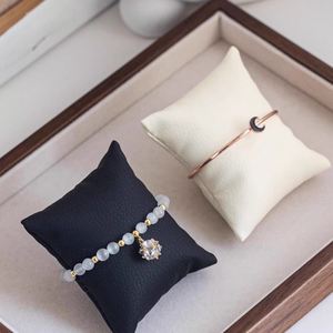 Soporte de exhibición de pulseras de imitación de cuero PU con cojín personalizado para relojes, ideal para decoración. - Product Image 5