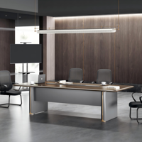 Table de conférence modulaire de luxe avec plateau au toucher soyeux, pieds trépieds argentés et prise électrique pour un ensemble complet de salle de réunion