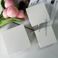 Petites boîtes d'emballage rigides en carton pour bijoux avec pelliculage brillant doré, recyclables, logo personnalisé pour boucles d'oreilles et colliers