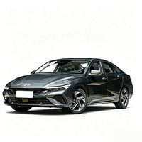 Nouvelle Hyundai Elantra 2026, modèle N Line 2025, berline blanche 4 portes 5 places