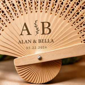 Abanicos Plegables de Madera de Sándalo Grabados a Mano Personalizados con Nombre y Fecha - Abanico de Mano Refrescante para Invitados - Product Image 2