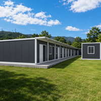 Maison conteneur 20 pieds modulaire préfabriquée à assemblage rapide, type rangée, avec structure en acier et panneaux sandwich, pour logement de dortoirs de travailleurs et camps.