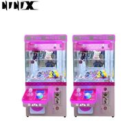 Machine à griffes d'arcade en métal, modèle Ninix 85721, fonctionnant avec pièces et billets, alimentation 110/220V, pour un commerce rentable à faible coût et à retour sur investissement élevé.