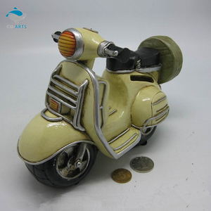 Décoration en polyrésine reconstituant des manières anciennes tirelire moto - Product Image 1