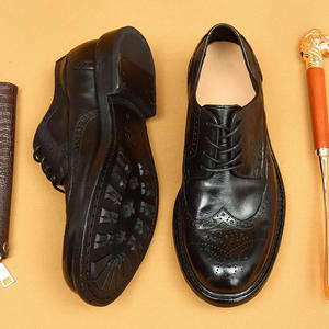 Chaussures pour hommes en cuir et similicuir brillant haut de gamme avec boucle de style britannique pour tenue décontractée ou formelle. - Product Image 1