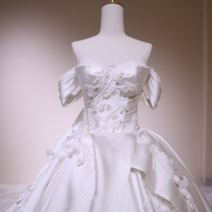 Robe de mariée princesse moderne en satin grande taille, épaules dénudées, coupe bal, traîne chapelle, vente en gros, direct usine - Product Image 6