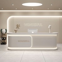Comptoir de réception en bois courbé simple et luxueux avec éclairage LED, fabricant OEM pour salon de beauté, hôtel, bureau, commerce de détail, école, caisse