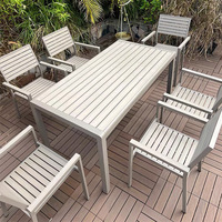 Ensemble table et chaise pliantes modernes en aluminium, design plastique et bois simple, pour les repas en plein air, la cour et le jardin.