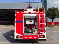 Camion de Secours d'Urgence 4x2 avec Arroseur, Capacité du Réservoir <3000L, Émissions Euro 3, Diesel