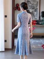 Robe de soirée formelle moderne personnalisée style Qipao Cheongsam avec dentelle florale, col montant, manches courtes, taille asymétrique ornée de perles et appliqués