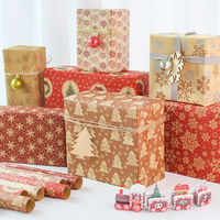 Rouleau de papier cadeau vintage motif sapin et flocons de neige rouges, idéal pour les cadeaux et la décoration des fêtes